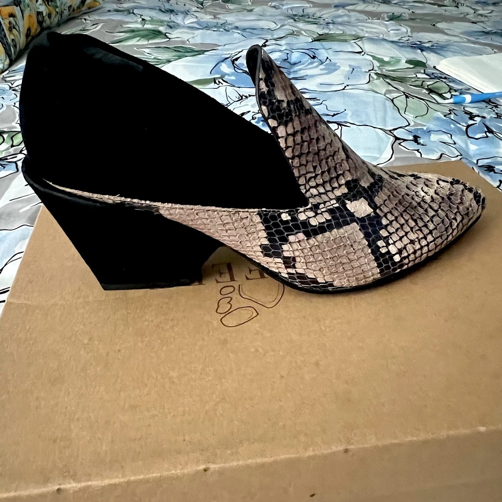 Naked Feet Shoes size 6